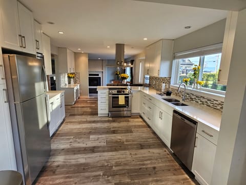 Full kitchen with everything that you need to cook a great meal. 