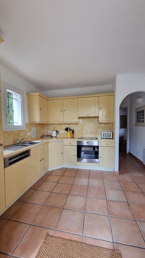 Kitchen with oven, Nespresso, dish washer, fridge