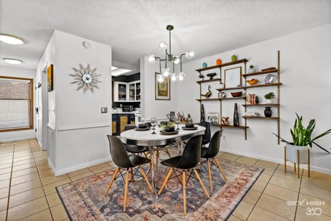 Dining seating for 6!