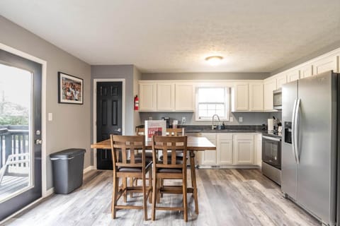 1450 N Willis Dr Unit 1-large-008-029-DSC3883-1499x1000-72dpi