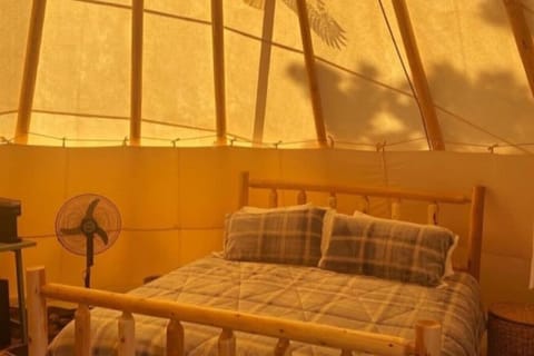 1 bedroom, travel crib, bed sheets