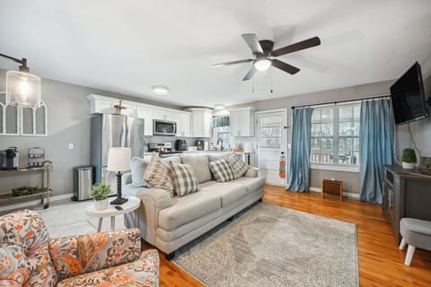 Vine Grove Vacation Rental | 3BR | 1BA | 1,000 Sq Ft | Stairs Required