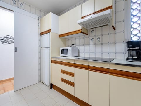 Fridge, microwave, oven, coffee/tea maker