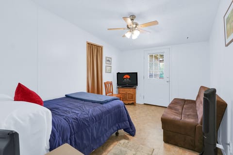 The second room also has outdoor access