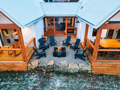 The outdoor fire pit 🔥 Gather around the crackling fire under the stars!