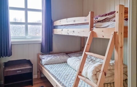 7 bedrooms, travel crib, internet