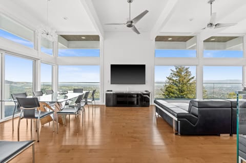 Top lvl. living room