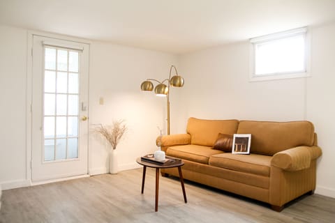 Living Room: Stylish mid-century modern 