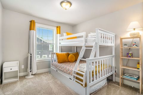 4 bedrooms, desk, iron/ironing board, travel crib