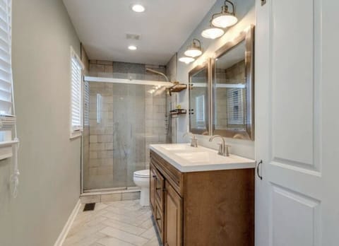 Combined shower/tub, towels