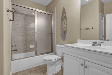 Combined shower/tub, towels