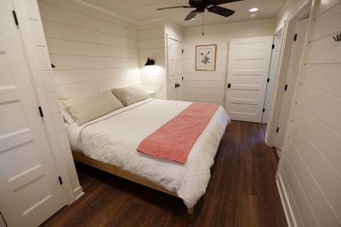 8 bedrooms, desk, iron/ironing board, WiFi