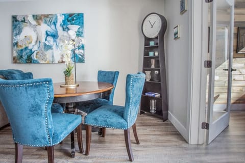 Casual dining with access to the sunroom