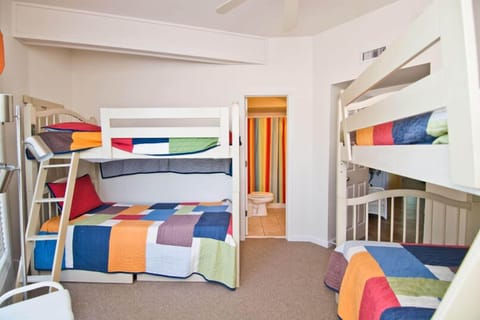 6 bedrooms, travel crib, internet