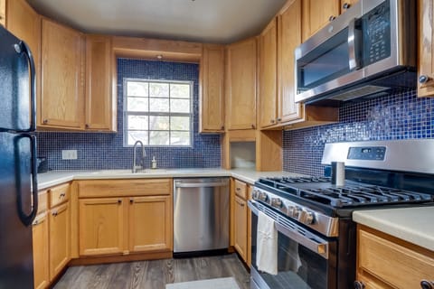 Kitchen | Cooking Basics | Trash Bags & Paper Towels Provided