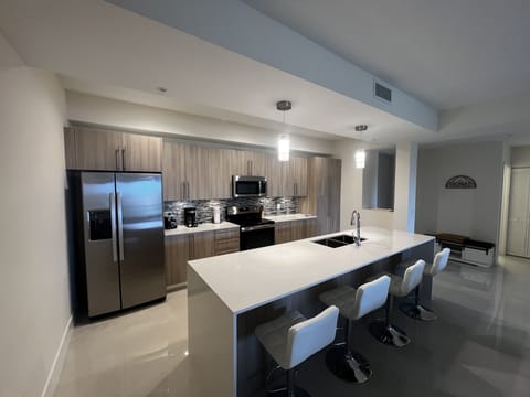 Private kitchen | Fridge, microwave, oven, stovetop