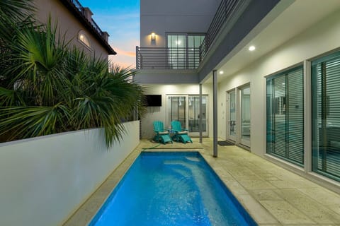 White Sands - Destiny by the Sea Luxury Vacation Rental Beach House with Private Pool, Rooftop Deck, and Game Room in Gated Community Destin, Florida - Five Star Properties Destin/30A