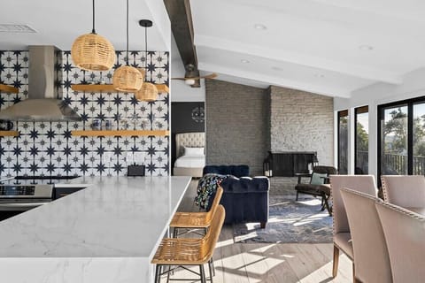 Breakfast Bar & Dining Area