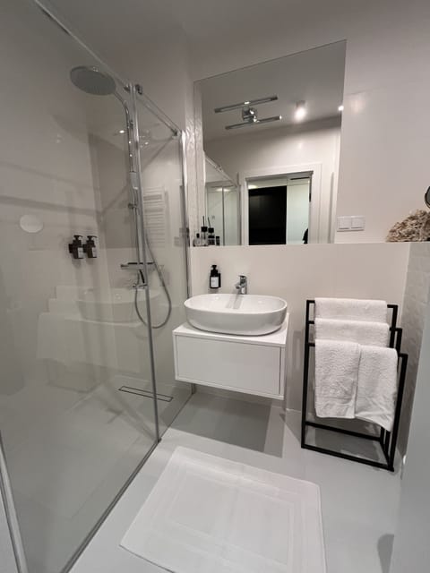 Combined shower/tub, hair dryer, towels, soap