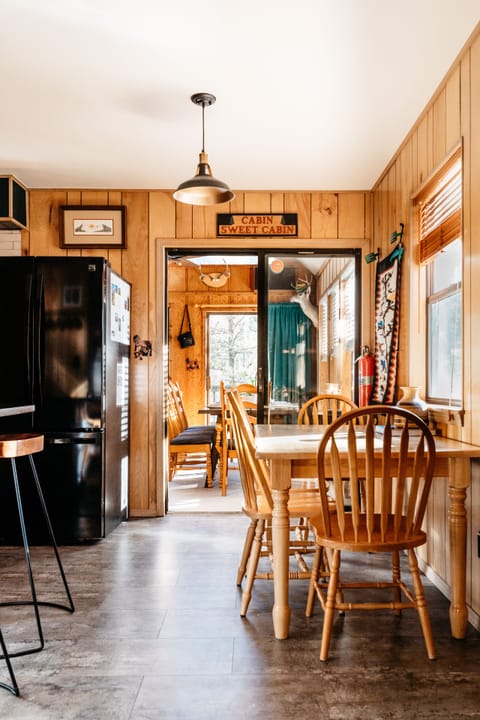 4 person breakfast table & 2 person bar chairs in the kitchen