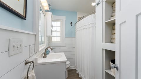 Combined shower/tub, hair dryer, towels