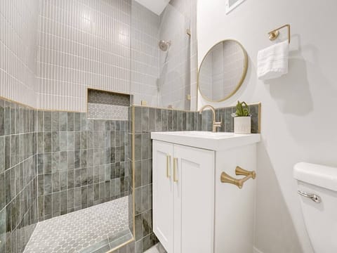 Combined shower/tub, hair dryer, towels