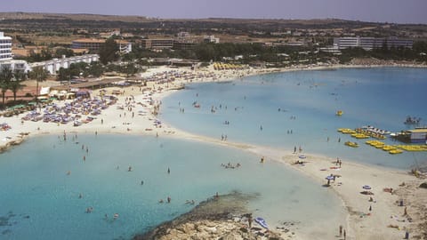 Beach nearby, sun loungers, beach towels