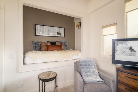 Cushion, Home Decor, Indoors, Screen, Furniture