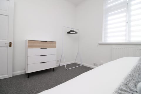 2 bedrooms, desk, iron/ironing board, internet