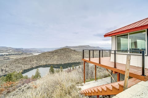 Grand Coulee Vacation Rental | 2BR | 1BA | 800 Sq Ft | Stairs Required