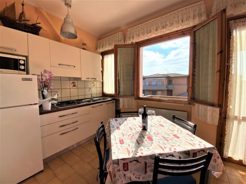 Cloud, Sky, Tableware, Table, Property, Furniture, Mountain, Food, Dishware, Drinkware