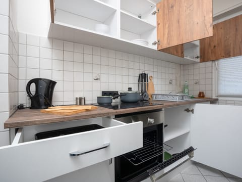 Fridge, oven, stovetop, electric kettle