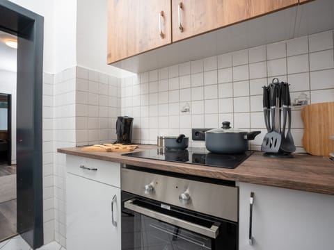 Fridge, oven, stovetop, electric kettle