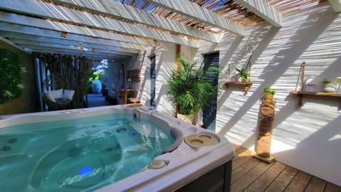 Outdoor spa tub