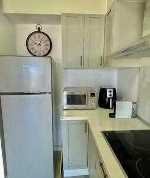 Fridge, microwave, coffee/tea maker, toaster