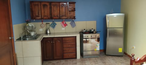 Fridge, oven, stovetop, coffee/tea maker