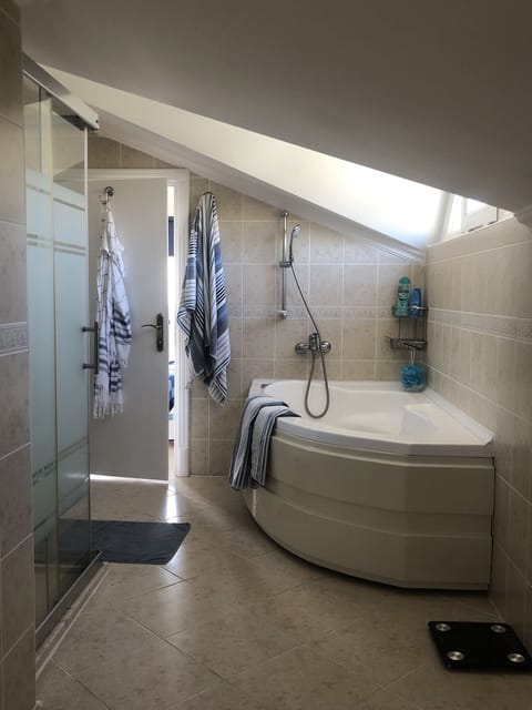 Combined shower/tub, hair dryer, towels, soap