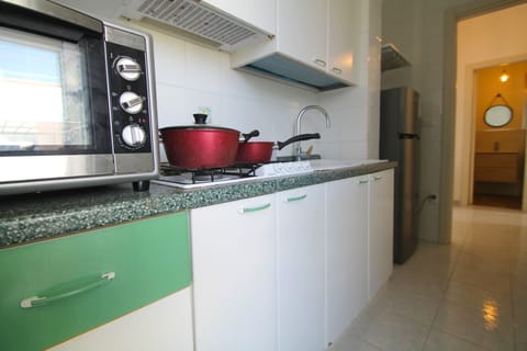 Fridge, oven, stovetop, cookware/dishes/utensils