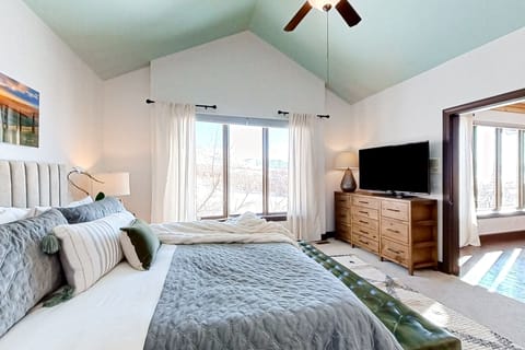 6 bedrooms, internet, bed sheets