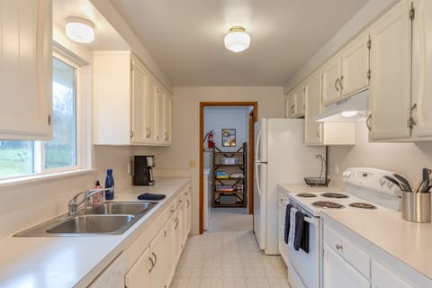 Full suite of appliances and plenty of prep space.