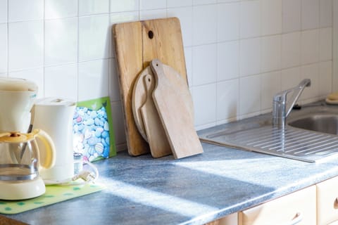 Fridge, oven, stovetop, coffee/tea maker