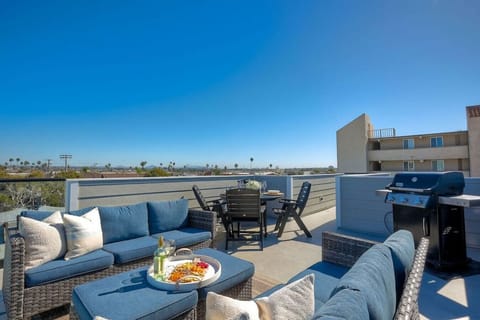 PRIVATE ROOF TOP DECK: Dine al fresco up on the fully-furnished rooftop deck with the aid of your own gas grill. Sip your morning coffee or relax with a glass of wine while you take in the sights. Comfortable seating for all.