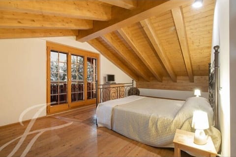 5 bedrooms, bed sheets