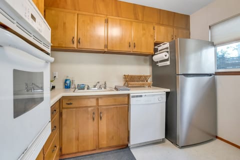 Fridge, oven, stovetop, dishwasher