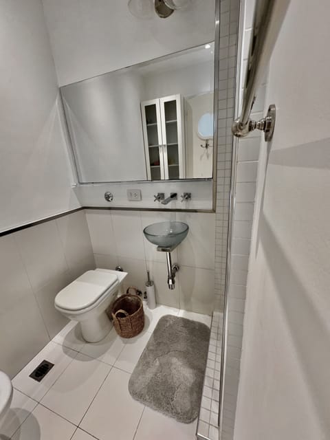 Combined shower/tub, jetted tub, bidet, towels