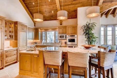 FULLY EQUIPPED GOURMET KITCHEN