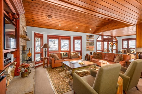 Furniture, Indoors, Living Room, Couch, Hardwood