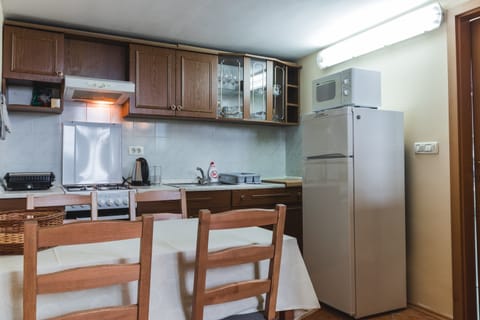 Fridge, oven, stovetop, coffee/tea maker