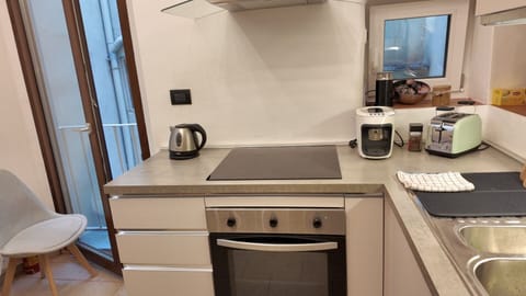 Fridge, oven, stovetop, coffee/tea maker