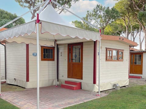 Sky, Table, Daytime, Furniture, Property, Cloud, Nature, Chair, Building, Outdoor Furniture